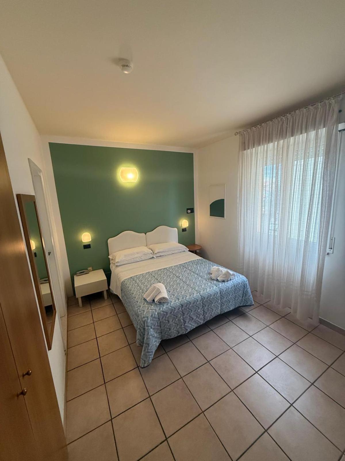 Hotel Berenice Римини Экстерьер фото