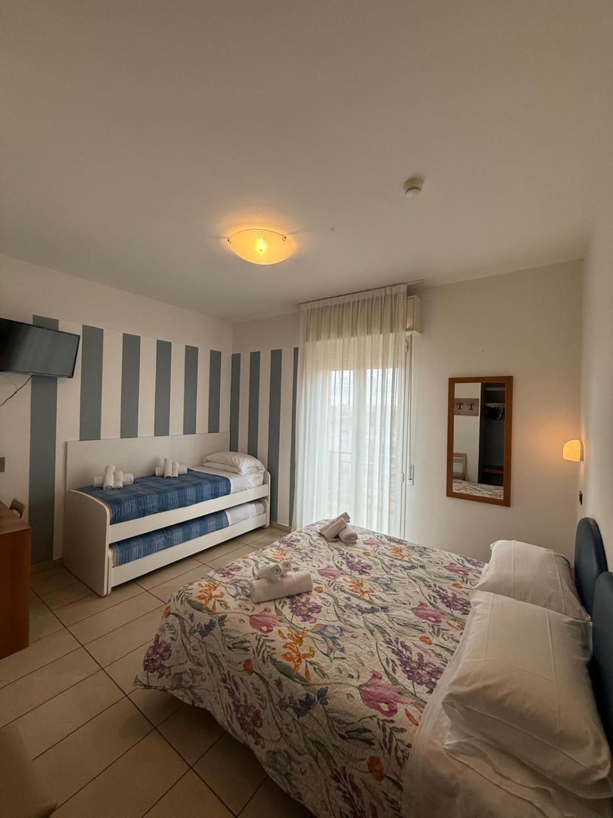 Hotel Berenice Римини Экстерьер фото
