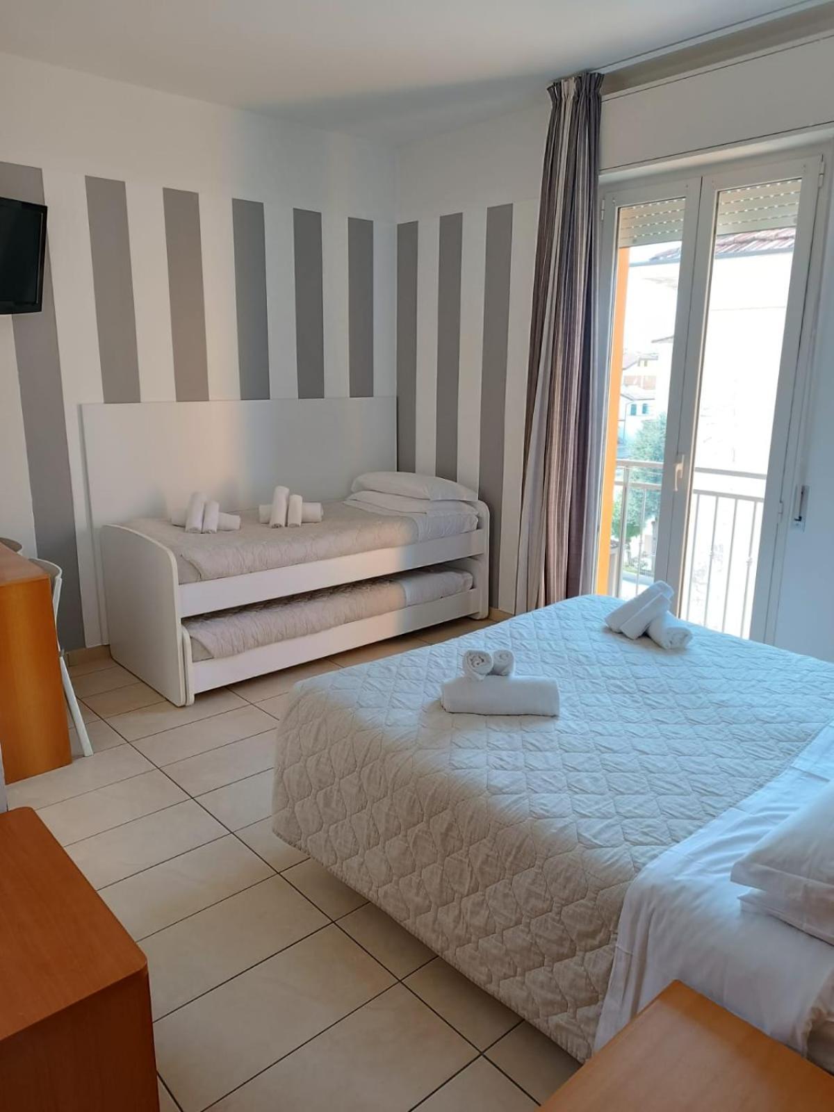 Hotel Berenice Римини Экстерьер фото