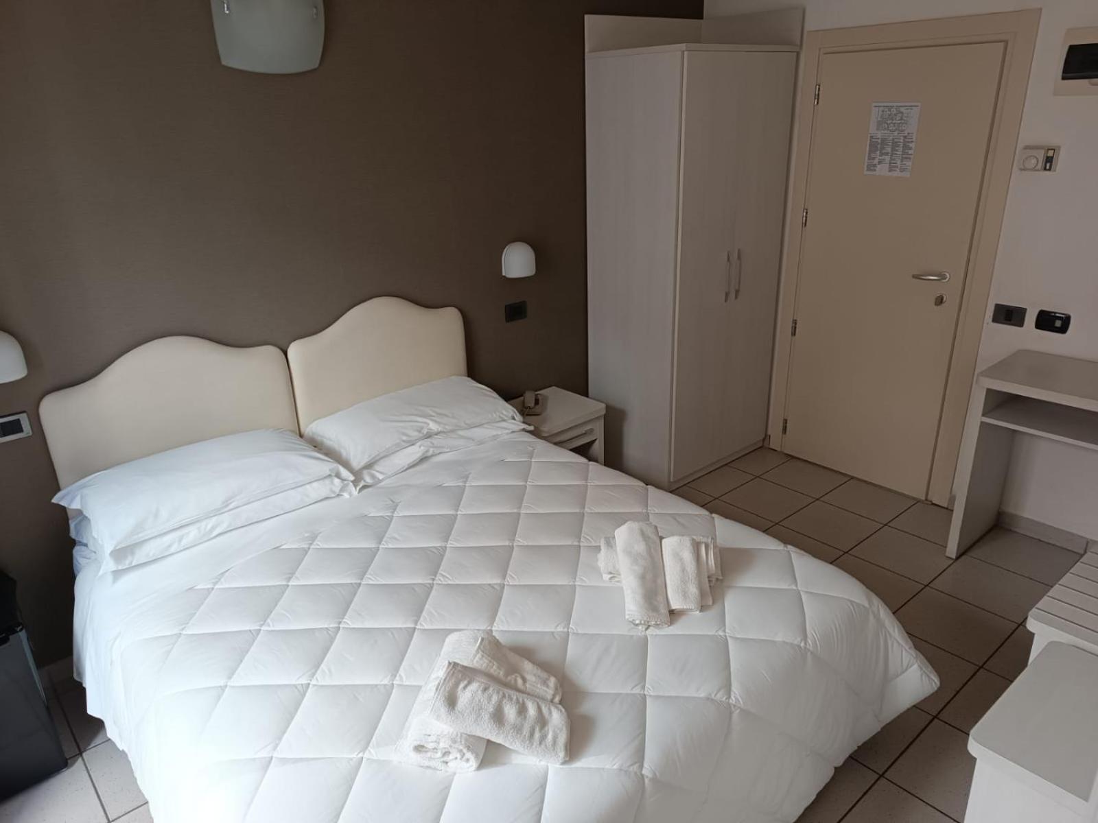 Hotel Berenice Римини Экстерьер фото