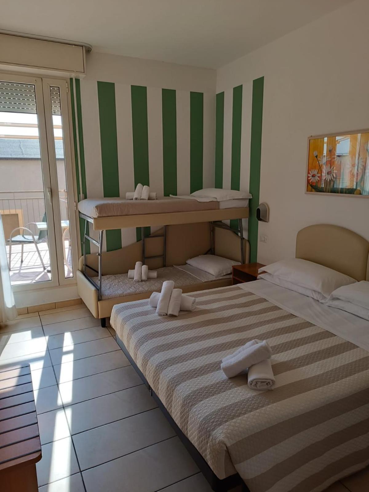 Hotel Berenice Римини Экстерьер фото