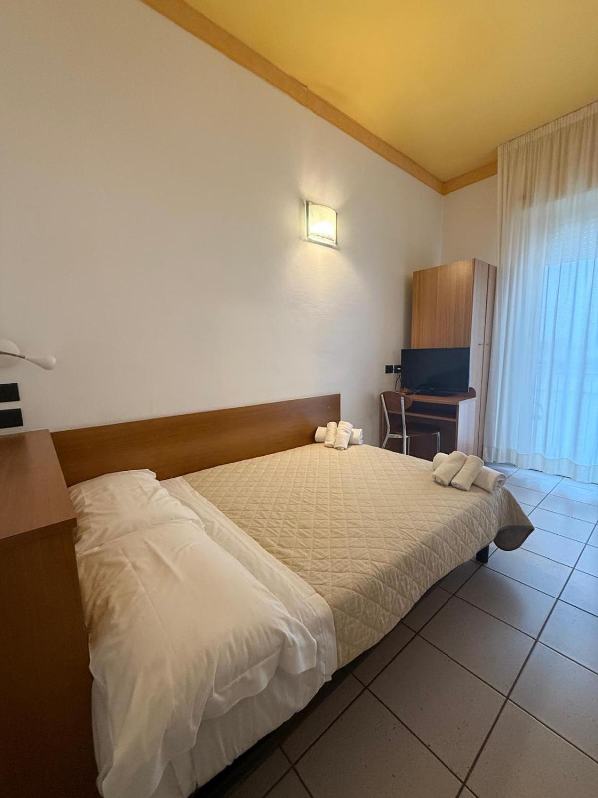 Hotel Berenice Римини Экстерьер фото