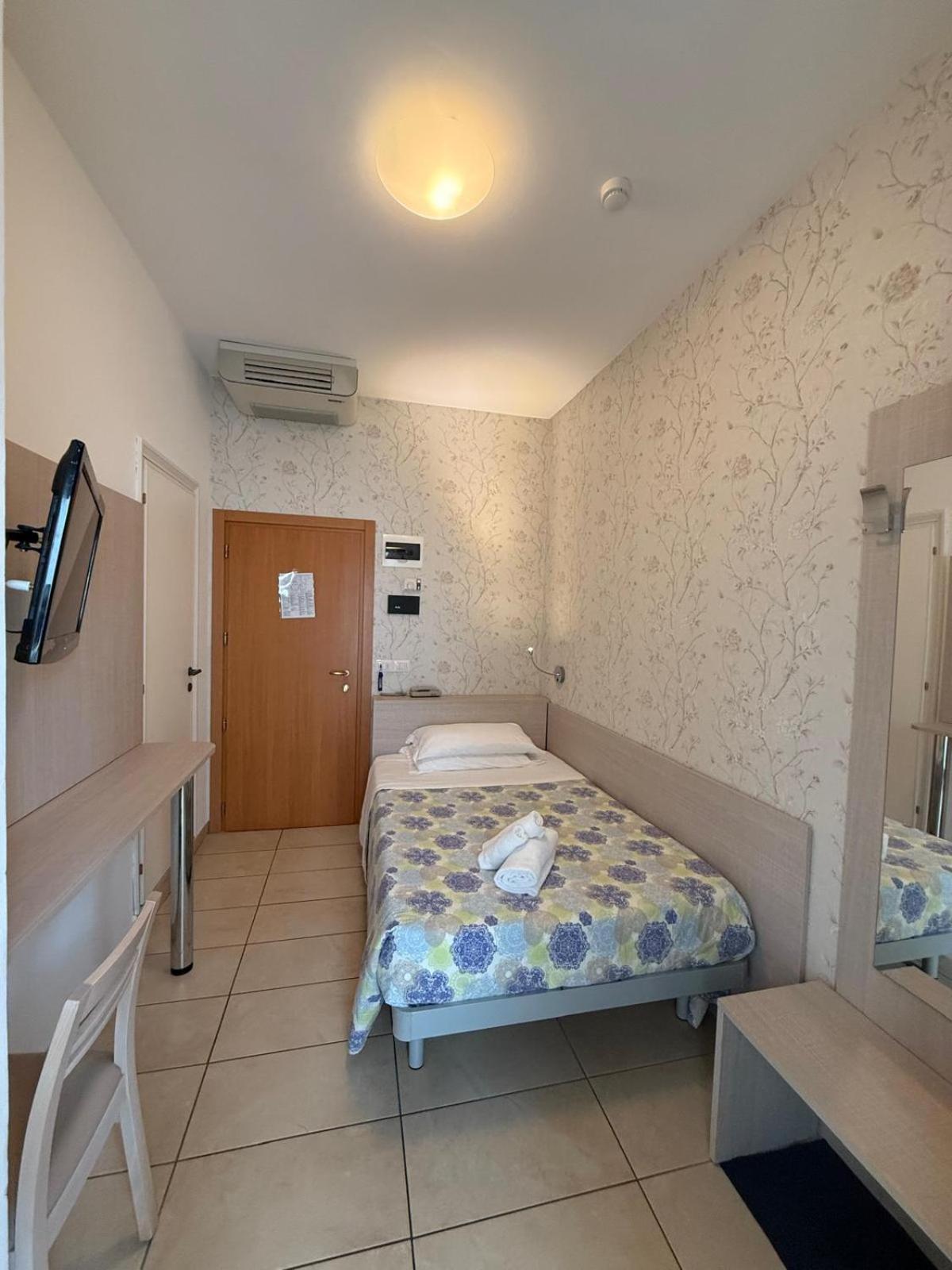Hotel Berenice Римини Экстерьер фото
