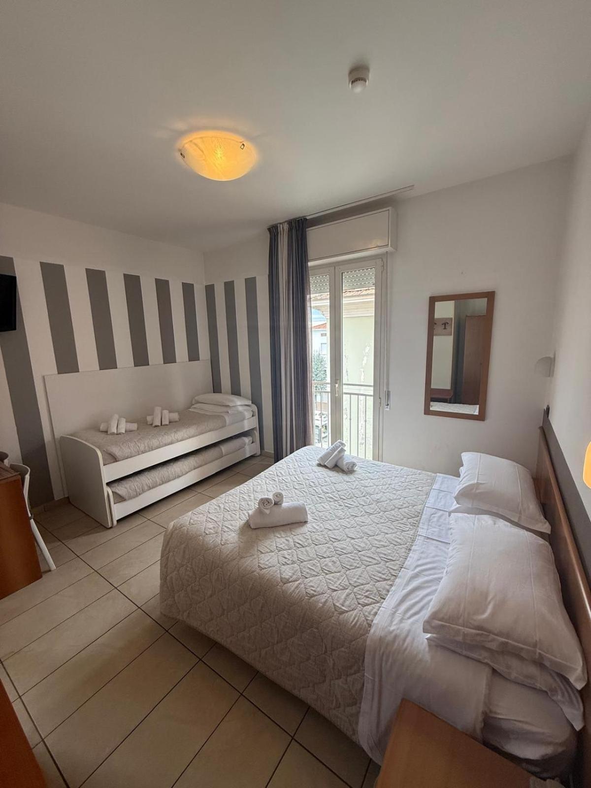 Hotel Berenice Римини Экстерьер фото