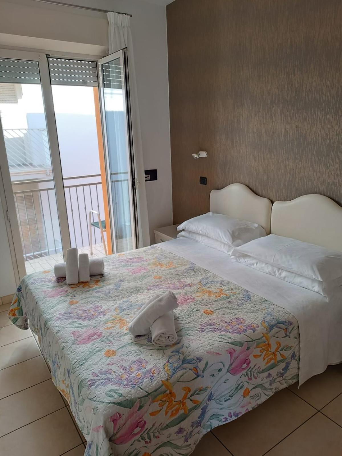 Hotel Berenice Римини Экстерьер фото